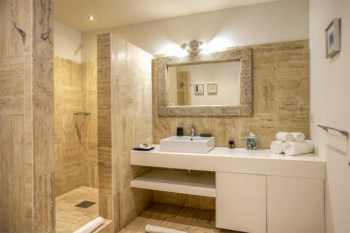 27-LesPalmiersBleus_Bathroom2_Location villa avec piscine terres basses saint martin